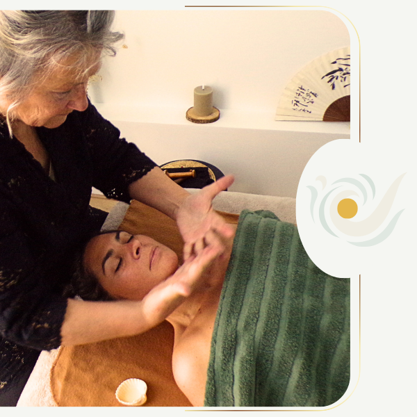 Séances de massage du visage Authentique Kobido à la Maison du Fascia, à Vannes et Sainte-Anne d(Auray. Cette pratique libère les tensions internes et externes et soulage vos maux. 